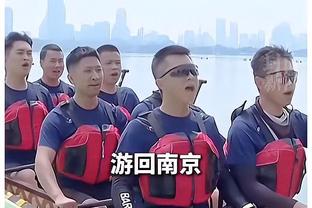 吹懵了~浓眉赛后表情凝重不开心？老詹和他庆祝胜利才露出笑容